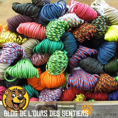 La gaine tressee qui permet de maintenir les 7 brins intérieurs d'une paracorde est de couleurs variées