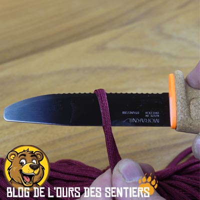 la paracorde ne se coupe pas facilement avec un couteau, sauf si sa lame est dentée
