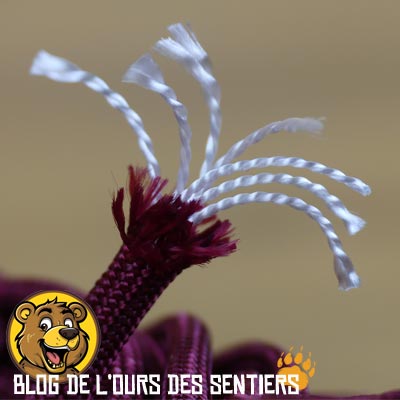 La paracorde est un ensemble tressé de fils de nylon composée d'une gaine principale qui va protéger les brins intérieurs qui assurent le robustesse d'un ensemble