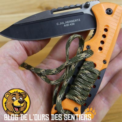 le manche d'un couteau peut être recouvert de paracorde tressée pour obtenir un kit de survie complet