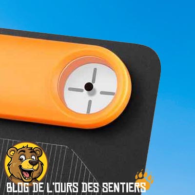 Pour optimiser l'angle de positionnement face au soleil, les panneaux solaires Biolite comportent un cadran solaire intégré