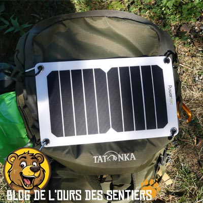 Placer son panneau solaire portable sur son sac à dos n'est pas spécialement la meilleure solution en terme de rendement ni d'efficacité de recharge de son téléphone