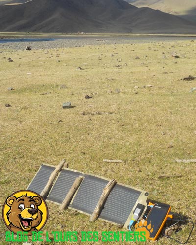 Avec un panneau solaire portable, on est presque autonome en terme d'énergie électrique en trek ou randonnée