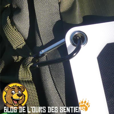 Grace aux oeillet et des mousqueton, vous pouvez facilement fixer votre chargeur solaire nomade sur votre sac à dos randonnée