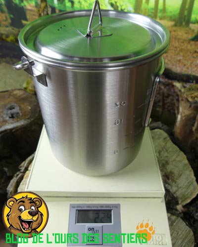 En acier inoxydable, le pot de cuisson 75 cl permet une utilisation sur feu de camp au bois