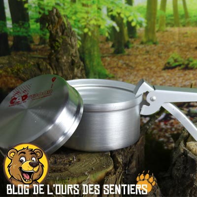 Lagère et pas chère, la popote en aluminium est bon compromis pour débuter en bivouac