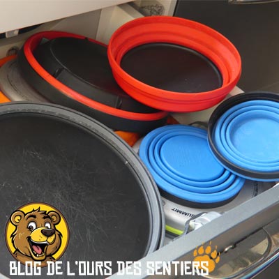 Légère et repliable, la vaisselle sea to summit se range facilement dans les tiroirs d'un fourgon aménagé