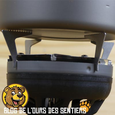 Grace au pot support universel, une popote d'une autre marque que jetboil pourra être placée sur le bruleur d'un réchaud zip