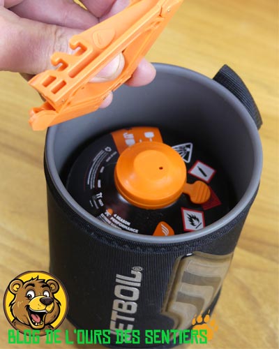 Tous les accessoires bruleur, support et une cartouche gaz de 100 g se range dans le pot d'un réchaud ZIP