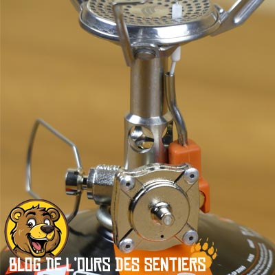 Le réchaud gaz Mightymo jetboil possède un régulateur de pression qui assure une constance dans le débit de gaz cela peu importe la température extérieure