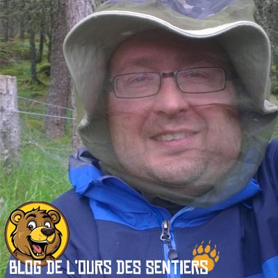 Selon les cas, une moustiquaire corporelle ou de tête permettra de protéger votre peaux des piqures tout en laissant respirer