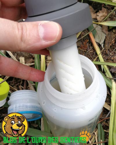 Le filtre universel lifestraw intégré dans un bouchon s'adapte sur le large goulot d'une gourde nalgene