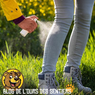 Se traiter avec un répusif anti tiques sur le corps et zones découvertes permet d'éviter de se faire piquer en cours de randonnée
