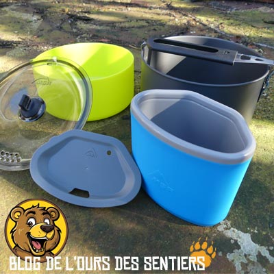 Une popote trek se compose de différents articles (couvercle, poignée, tasse, bol, couverts) dont les compositions varient pour plus de praticité
