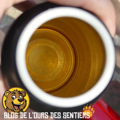 Sensible à la corrosion, un vernis protecteur est appliqué dans les gourdes aluminium