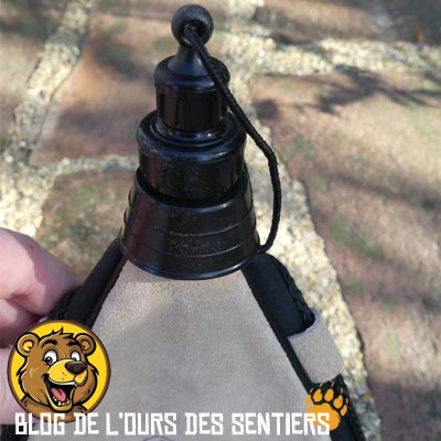 Le bouchon d'une gourde en peau se compose d'une grande ouverture pour le remplissage et d'une buse pour boire