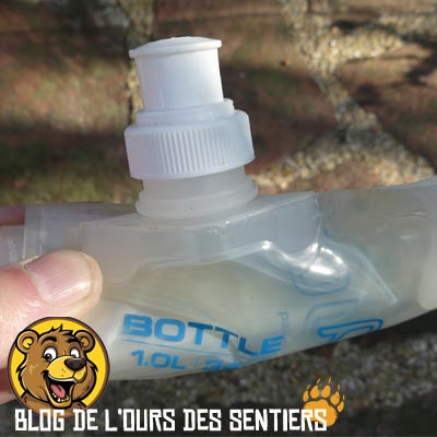 Légère et souple, la gourde softbottle Platypus se replie sur elle même