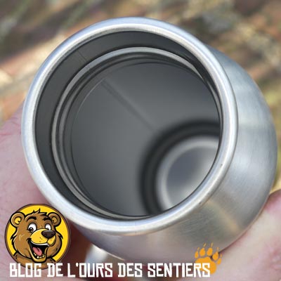 la robustesse de l'inox fait qu'une gourde acier inoxydable n'aura pas besoin de vernis intérieur