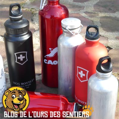 La gourde en aluminium est légère, idéale pour randonner