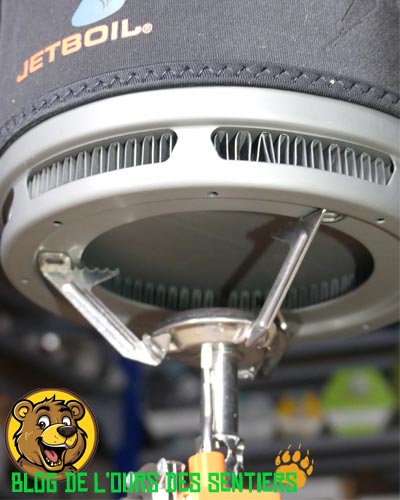 Couplé à une casserole céramique optimisée avec un échangeur thermique, le réchaud Mightymo Jetboil est un bon compromis pour le meilleur bivouac léger