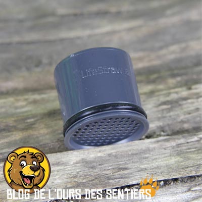 La cartouche au charbon actif de la gourde GO2 lifestraw permet d'éliminer les polluants chimiques tels pesticides et métaux lourds