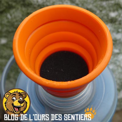 Fabrication d'un préfiltre ultra léger avec un verre pliant et de la mousse pour éliminer les sédiments
