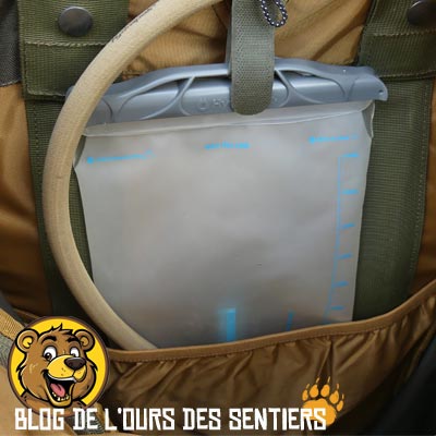 Pratique de marcher et de s'hydrater les mains libres en utilisant une poche d'hydratation