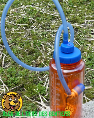 Le convertube de souce permet de transformer une simple gourde en poche d'hydratation