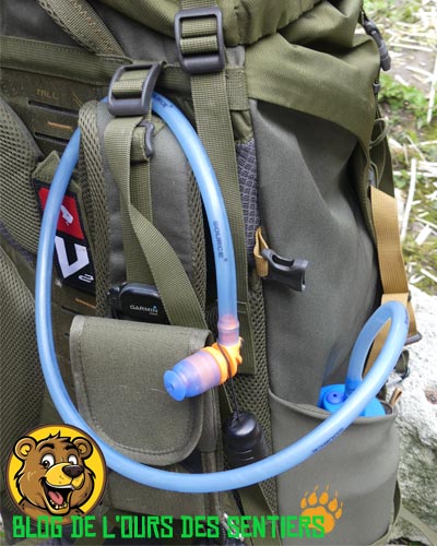Le convertube permet de placer sa gourde dans une poche latérale du sac à dos, tout en emmenant le tuyau d'alimentation en eau jusqu'aux brettes du sac