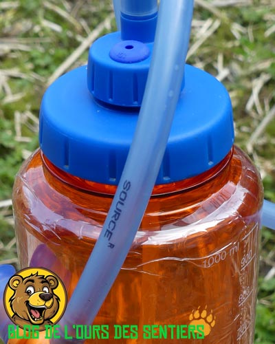 L'utilisation d'un convertube sur une gourde randonnée permet de ne pas avoir les inconvénients d'entretien d'une poche d'hydratation