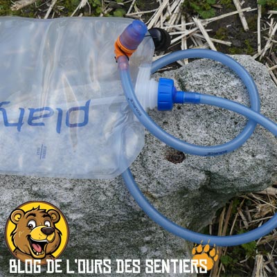 Le convertube Source permet une installation sur une gourde souple Softbottle Platypus pour créer une poche d'hydratation ultra légère