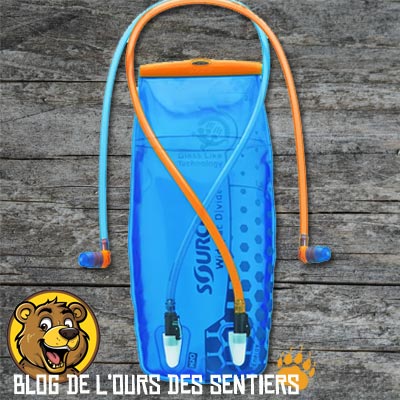 Avec ses deux réservoirs, la Poche Hydratation Widepac Devide Source permet de transporter deux types de boissons