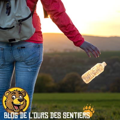 La bouteille en plastique des eaux minérales est jetable, ce qui en fait un déchet courant sur les chemins de randonnées