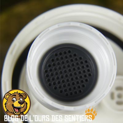 la cartouche au charbon actif présente dans la gourde GO2 lifestraw permet une élimination des mauvais gouts et polluants chimiques