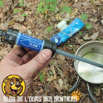 Avec sa fonction paille filtrante, la sawyer mini vous permet de boire l'eau directement dans un point d'eau