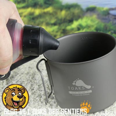 Grace à sa sortie d'eau potable sous forme de buse, le filtre trailshot msr permet de remplir une tasse 