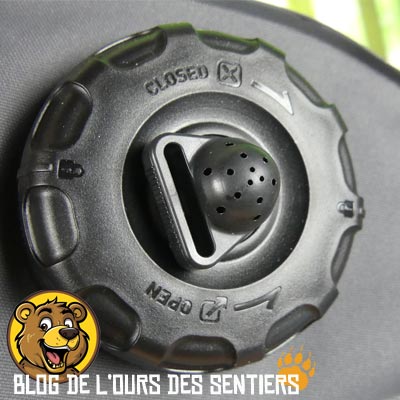 Un pommeau de douche peut être connecté au bouchon de la poche à eau Watercell X Sea to summit pour bénéficier d'un système de douche léger de bivouac