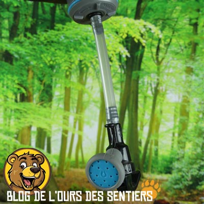 Pour faire la vaisselle en bivouac léger et avoir l'eau courante, il suffit de connecter un robinet sur le bouchon de la poche à eau watercell X sea to summit