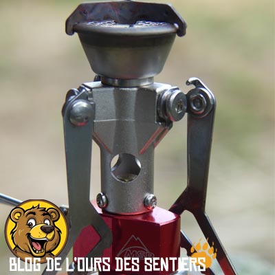 Sur le réchaud Pocket Rocket 2 MSR, mles ailettes du support popote se replie le long du corps du bruleur gaz