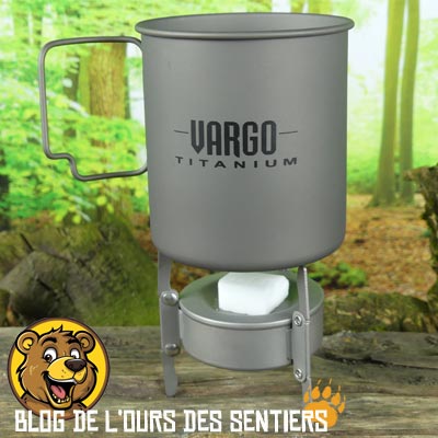 Très léger pour randonner, la Tasse Titane avec réchaud Triad Vargo multi combustible est un système de cuisson compact