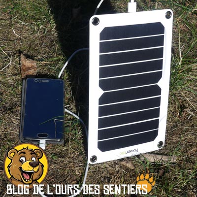 Le téléphone est l'article principal de sa randonnée en solitaire, un outils d'urgence incontournable