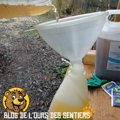 le filtrat du meilleur répulsif à rongeurs est versé dans un pulvérisateur pour épendre la lotion qui va repousser les rats souris mulots