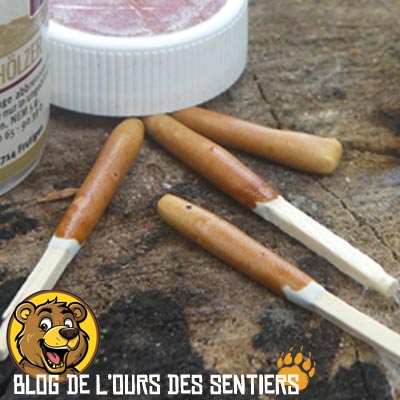 La présence de phosphore est plus importante sur une allumette tempête ce qui lui permet de ne pas être sensible au vent et à la pluie tout en brulant plus longtemps