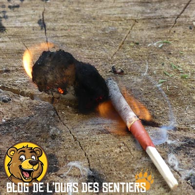 Dans certains cas, un morceau de coton est fourni avec les allumettes de survie pouvant servir d'amadou allume feu