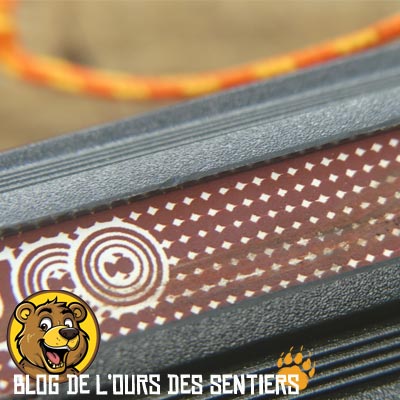 Grace à sa conception en damier, le grattoir UCO pour allumettes tout temps est très efficace et durable