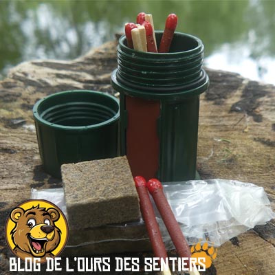 UCO propose un kit allume feu complet comprenant une boite rigide étanche, des allumettes tout temps et des blocs d'amadou