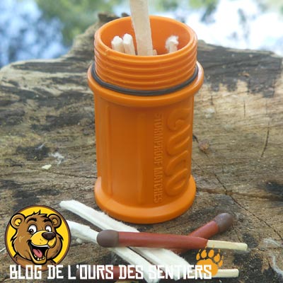 L'ours des sentiers, après test d'allumettes tempête tout temps, conseille de vous créer votre propre kit d'allumage avec des produits fiables et éprouvés