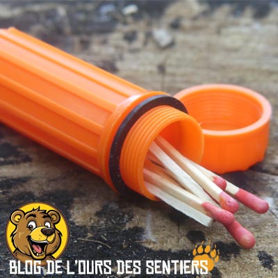 De nombreux fabricants proposent des boites d'allumettes étanches vide que vous pouvez remplir avec les allumettes de votre choix