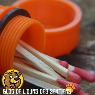 Le fabricant américain Coghlans propose une boite étanche pour allumettes tout temps équipée d'une pierre à feu