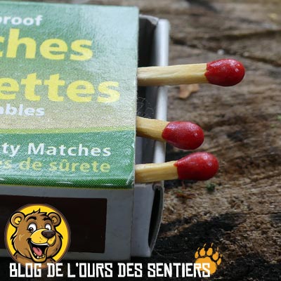 Les allumettes étanches sont recouvertes de cire ce qui permet de le protéger de l'humidité et ne pas altérer le phosphore de l'embout